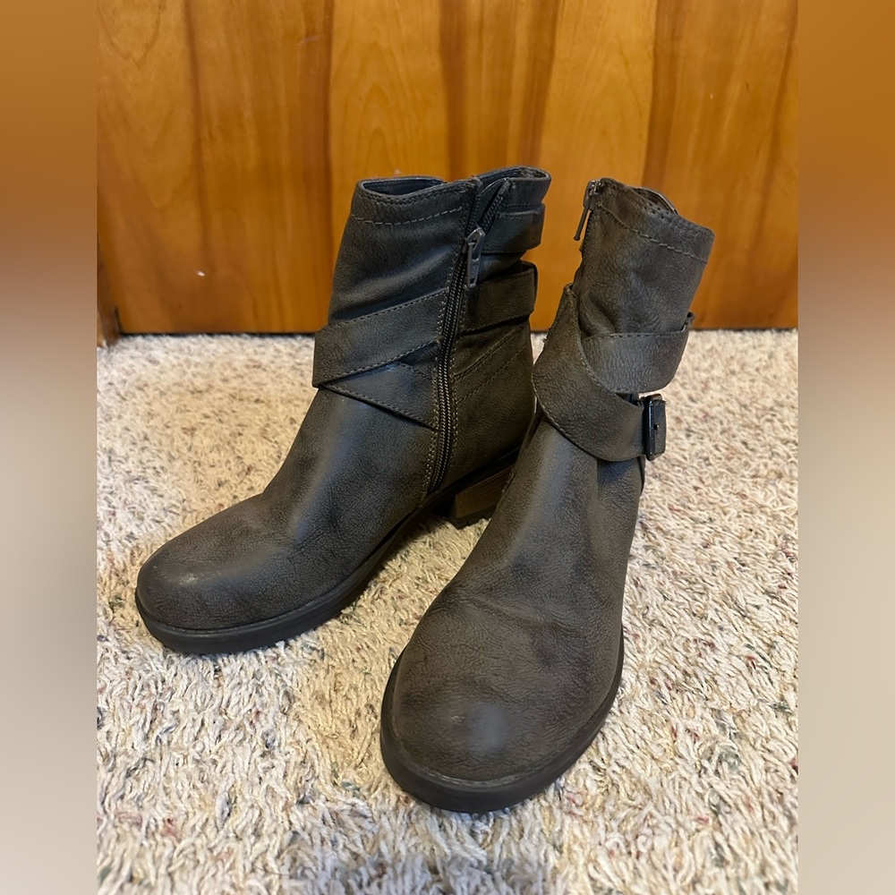 Women’s ankle boots.‎
